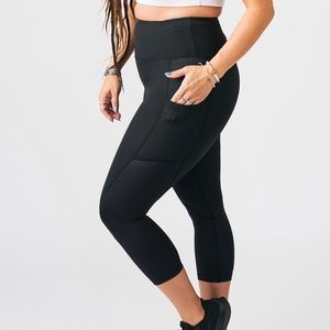ZYIA Black Pocket Light n Tight Hi-RIse Capri 20"